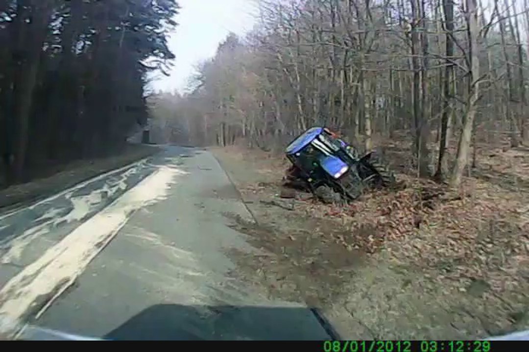 Un camion défonce un tracteur en le doublant! La folie...