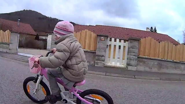 Emy fait la course velo contre roller 02 mars 2014 sony as15 , derapage !!