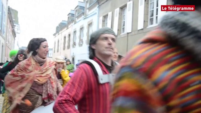 Douarnenez. Le défilé des Gras sous les confettis…et le crachin