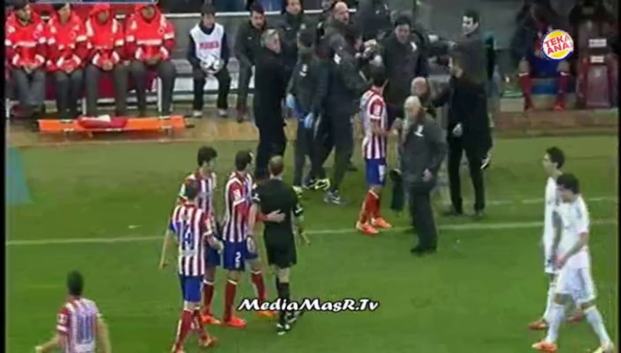 مساعدة مدرب اتليتكو مدريد يغضب على حكم مباراة ريال مدريد و اتليتكو مدريد بشدة - 2/3/2014