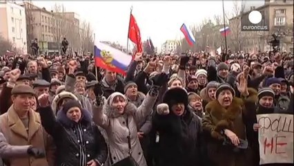 Donetsk divided as rallies for and against new Ukrainian government meet in public