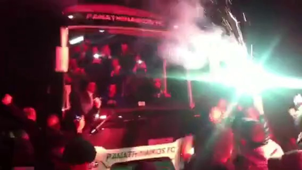 Οπαδοί του Παναθηναϊκού στο Απήλιον (1)