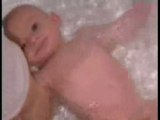 bébé Lucas au bain