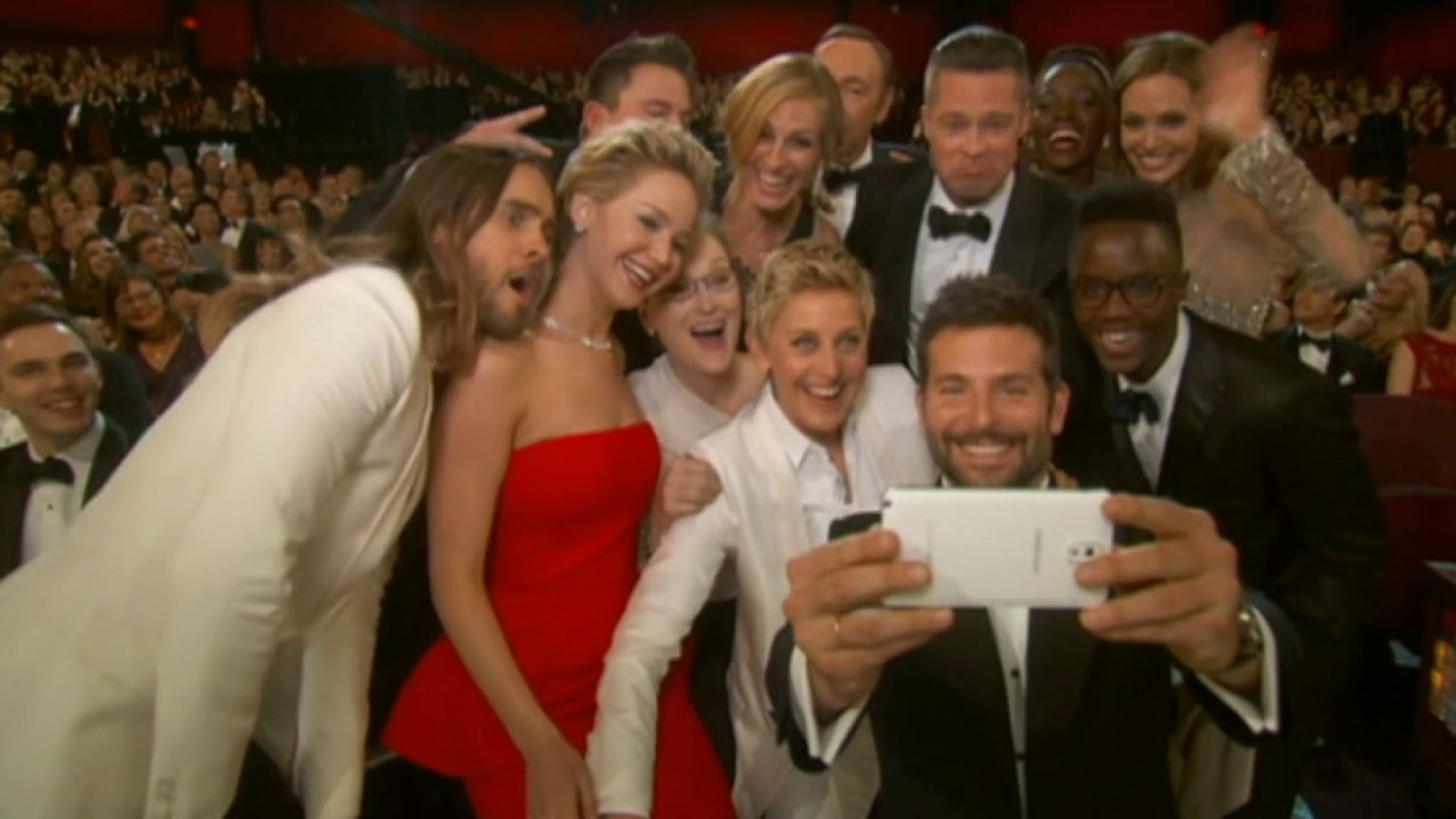 ⁣Oscars celebrities take selfie