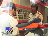Robbers strike at Malad jewellery shop in broad daylight , Mumbai - Tv9 Gujarati