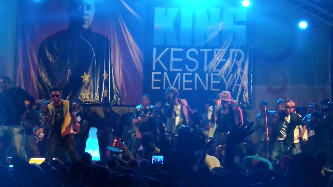 Bil Clinton et son groupe chante au Deuil de King Kester Emeneya
