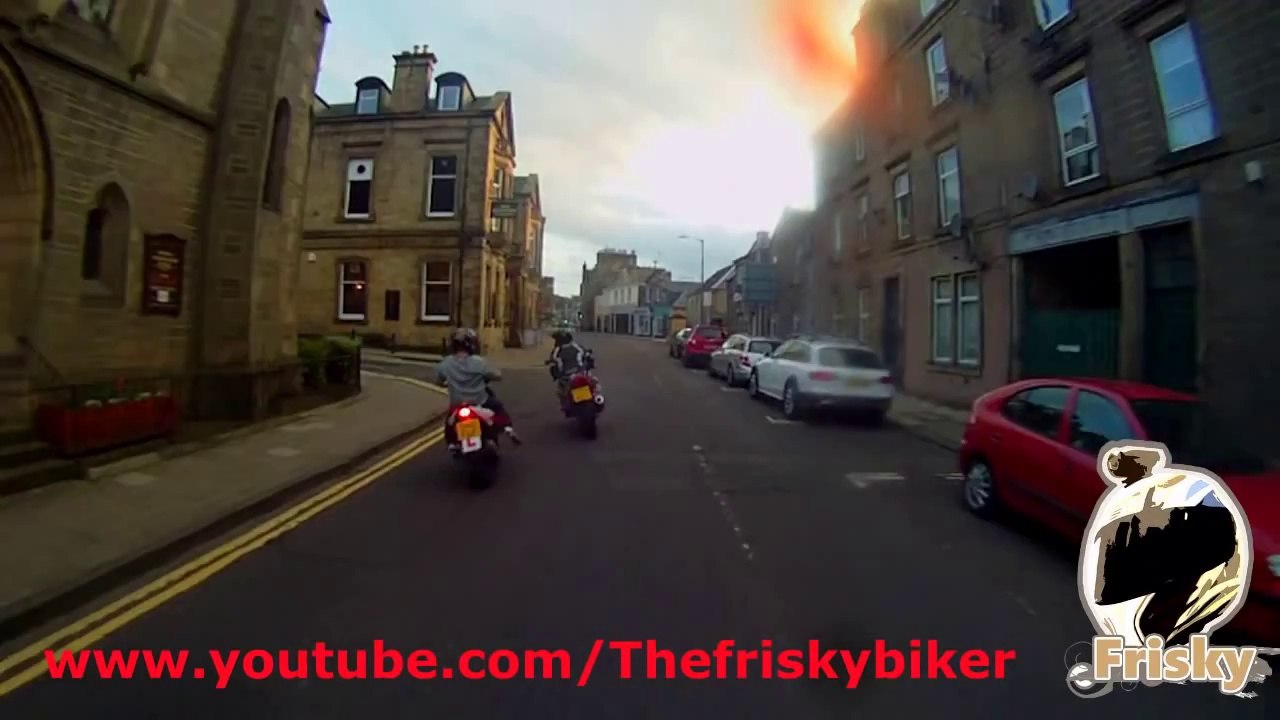 Un "abrutis" sur un scooter se tape un motard !