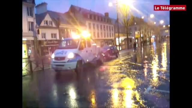 Lannion. Grandes marées : les quais, les pieds dans l'eau
