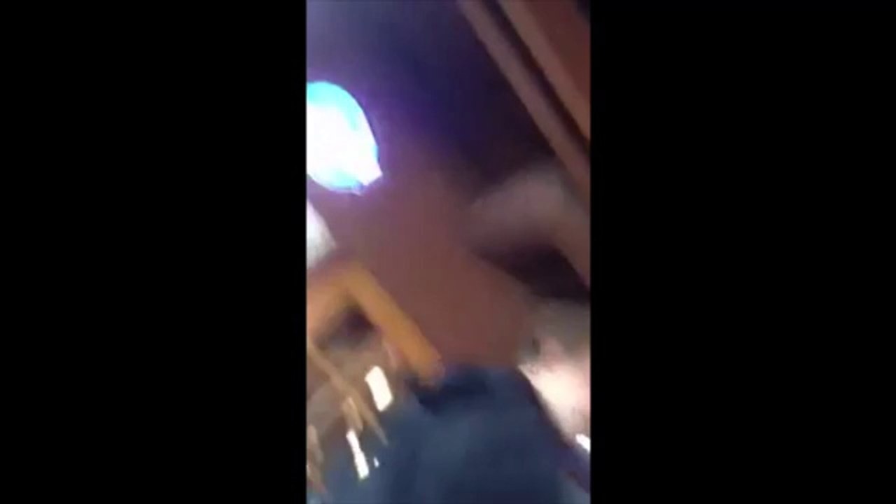 Une vague brise la vitre d'un restaurant
