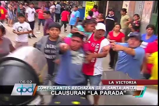 Tensión en La Parada: Más de 1500 comerciantes se mantienen atrincherados en el mercado