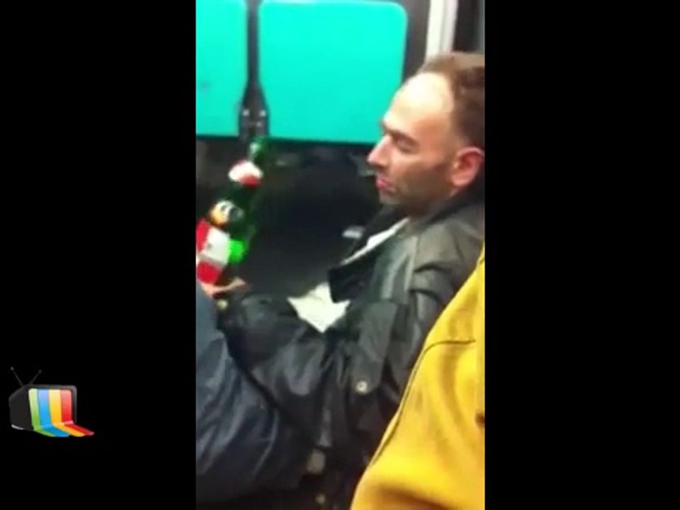 Le président de l'UMP Jean-François Copé bourré dans le métro.