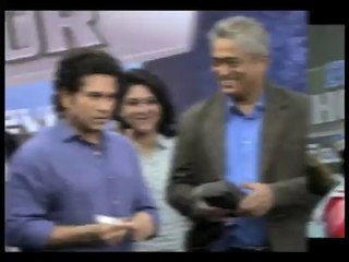 Sachin Tendulkar unveils Worlds largest steel bat