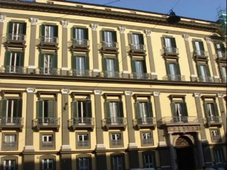 VENDESI ATTICO NAPOLI VIA MEDINA...