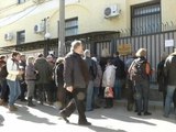 A Simferopol, des Criméens tentent d'obtenir des passeports au consulat russe - 03/03