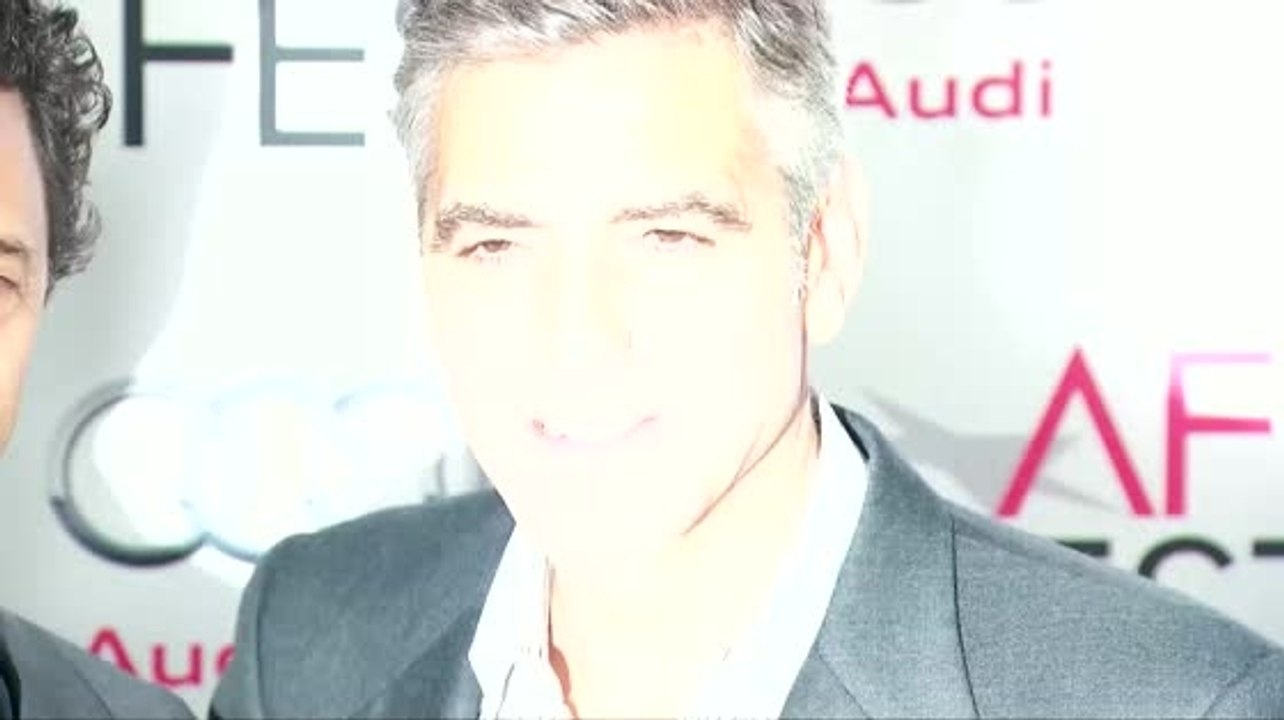 George Clooney wurde beim Händchen halten gesehen
