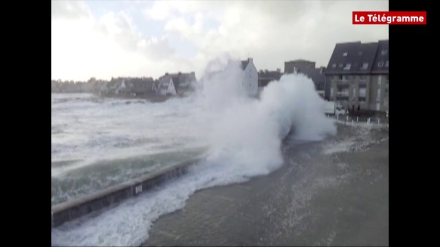 Grande marée. Les vagues à l'assaut du Guilvinec (29)