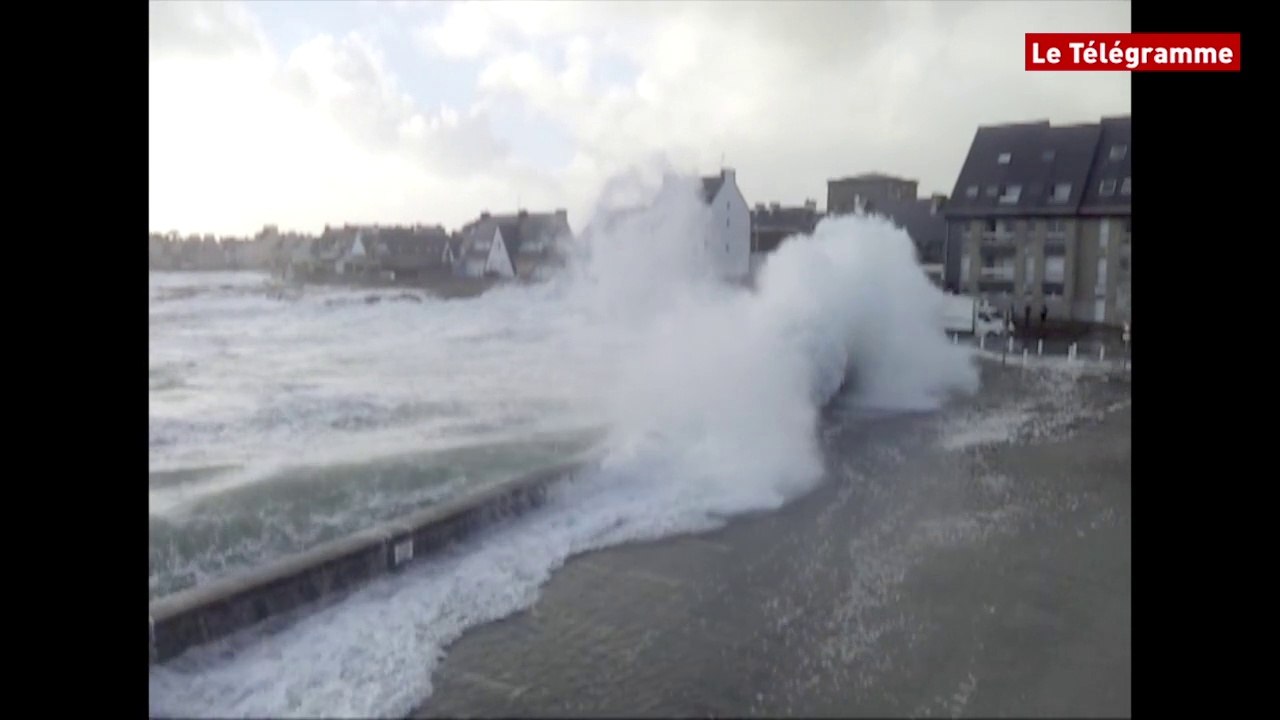 Grande marée. Les vagues à l'assaut du Guilvinec (29)