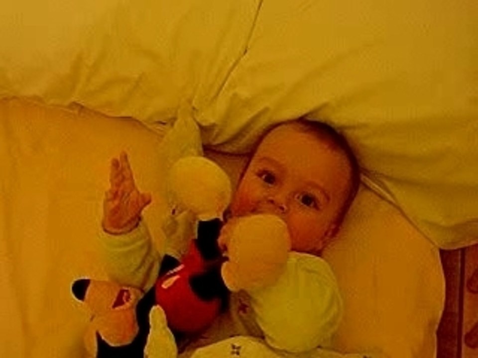 Gauthier joue dans le lit de Jules