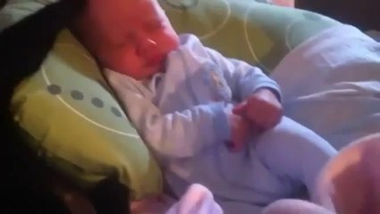 Çok Gizli Bir Yöntemle Bebek Uyutan Kara Kedi