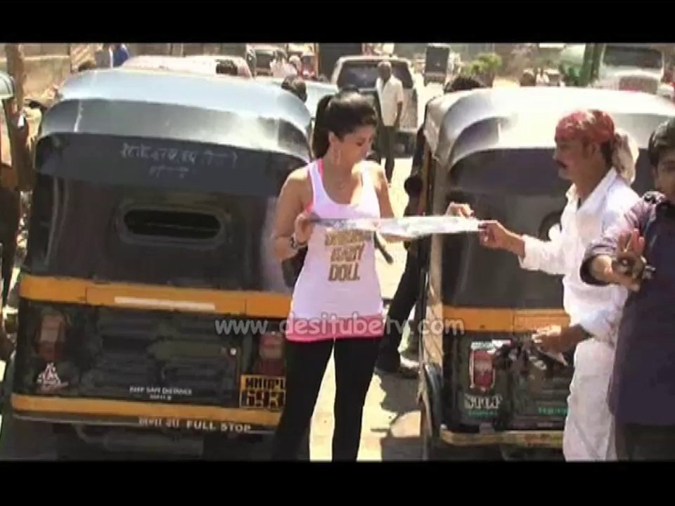 Sunny Leone promoted her movie on Mumbai's roads! Check out the madness for Sunny Leone
