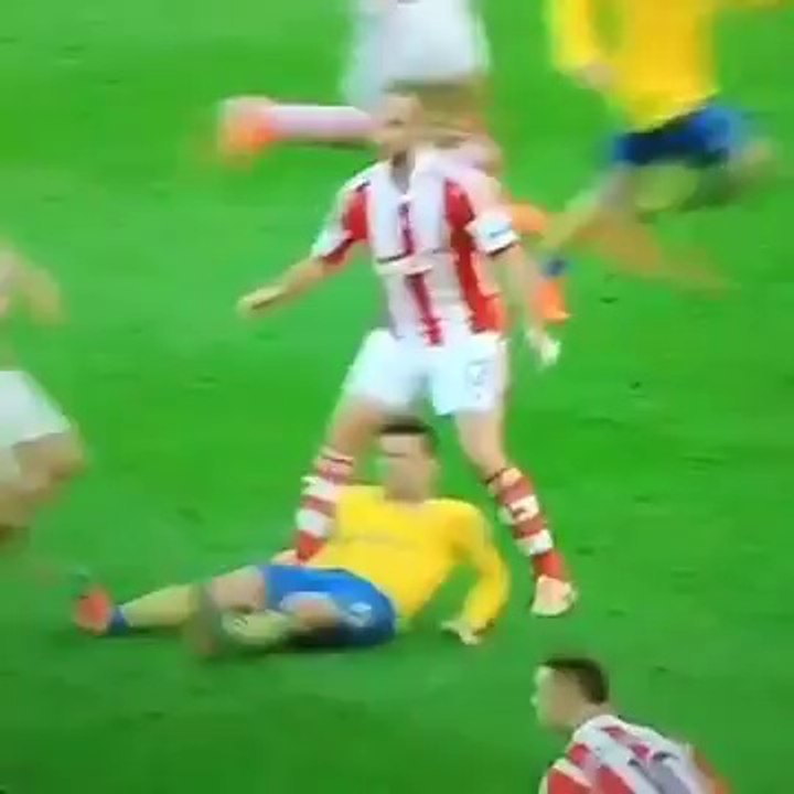 Charlie Adam stamps on Giroud-