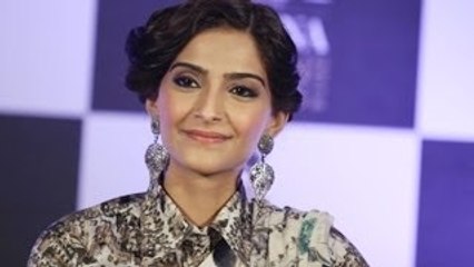 Sonam Kapoor Announces Femina Women Awards 2014 !