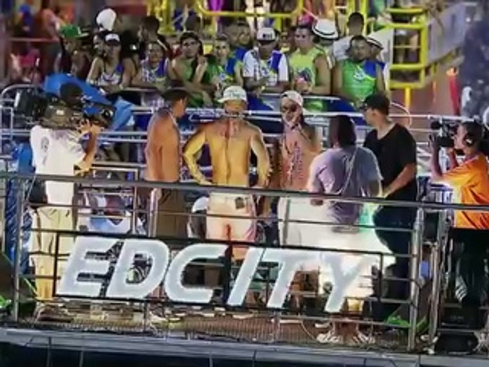 Ronaldinho Gaucho canta e vai para galera no Carnaval de Salvador 2014