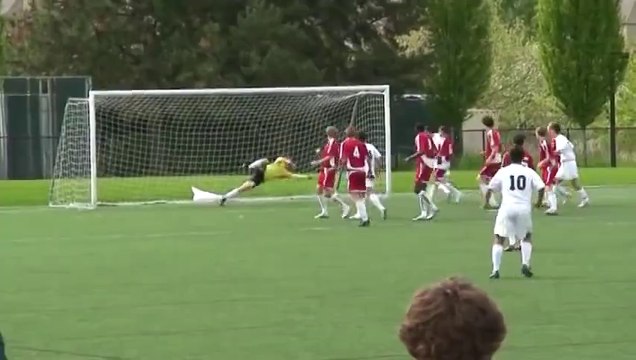 Tir impressionnant mais parade du goal encore plsu impressionnante... Double tricks en football!