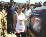 Sunny Leone takes auto rickshaw ride to promote film RAGINI MMS 2