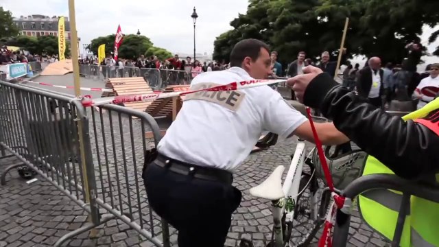 Violent crash of a Policeman riding the Downtown Montmartre Paris