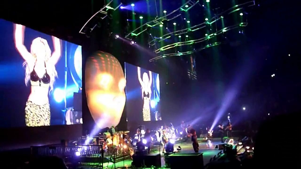 Shakira : The Sun Comes Out World Tour - Bercy, Paris : She Wolf