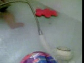 chloé prend son bain