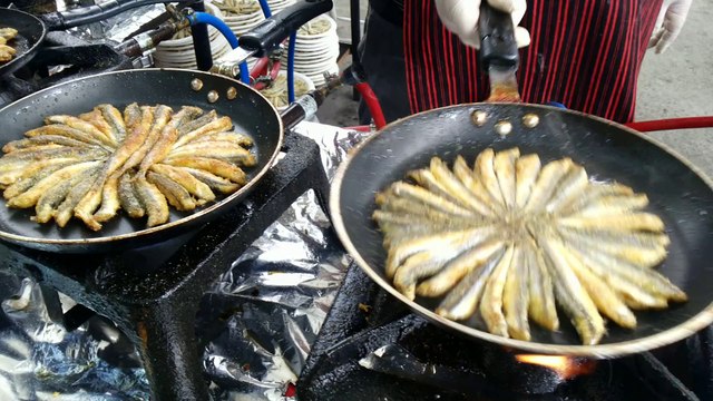 Afiyetli Sofralar Yemek Portalı , Feshane'de. - HAMSİ TAVA ve KAYGANA