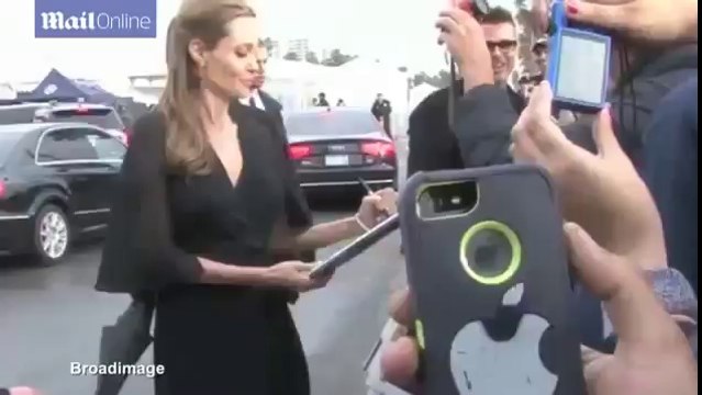 انجلينا جولي تقوم بحركة فاضحة لبراد بيت