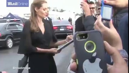 انجلينا جولي تقوم بحركة فاضحة لبراد بيت