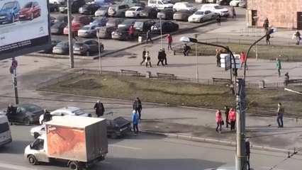 Auto arrastrado por autobus choca