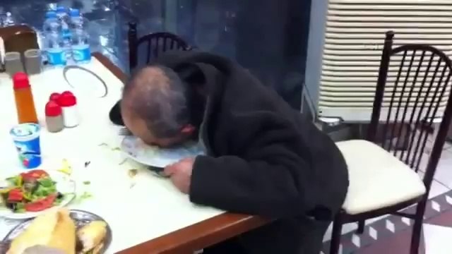 Samsun'da Yemek Yemeye Çalışan Sarhoş adam