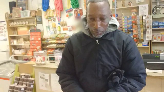 Rahat fait gagner $1000 à un SDF