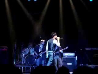 Atif Aslam singing Ni-Heeray & Beedi Live in Chicago