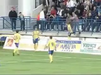 Segna e va ad esultare sotto la Curva... quella sbagliata