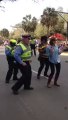Un policier danse le Wobble à Mardi gras pour le Carnaval de la Nouvelle Orléans! Marrant...