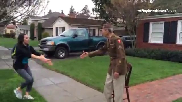 Des marathoniens rendent hommage à un vétéran de l'armée pendant la course!