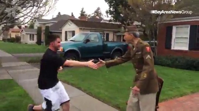 Emotional tribute to US army Veteran by marathoners!