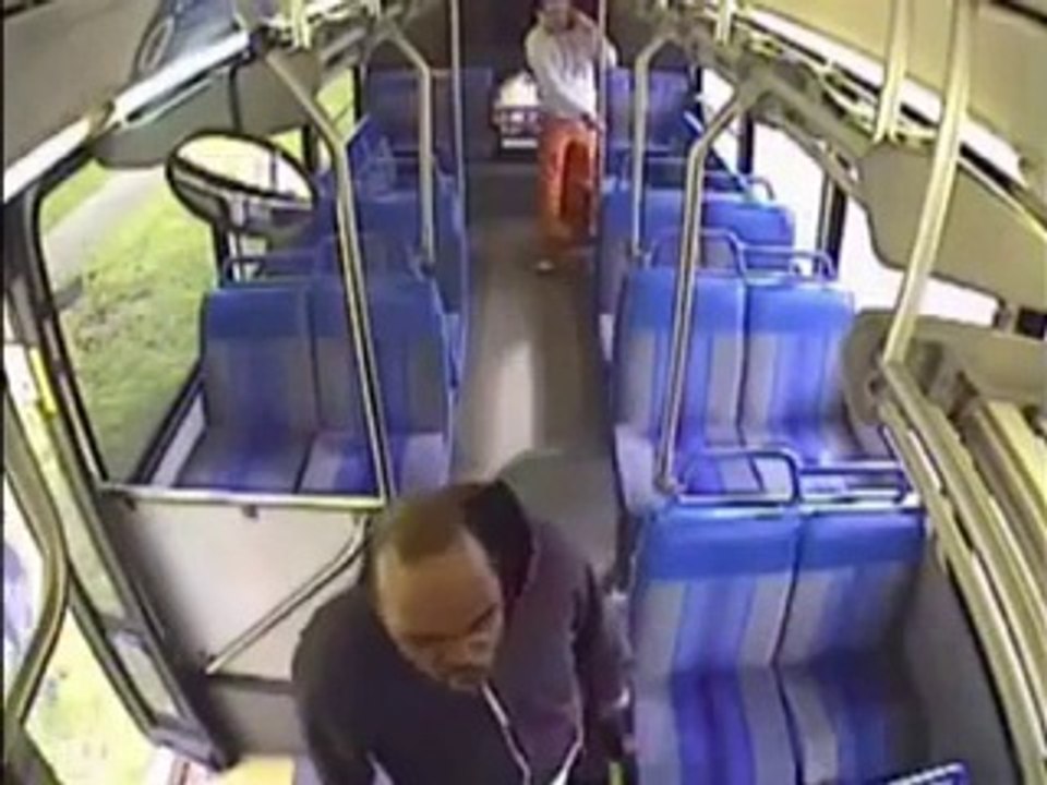 Un chauffeur de bus se fait massacrer par un passager!