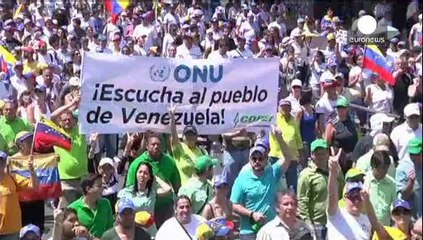 Venezuela Chavez'i protestolarla anıyor