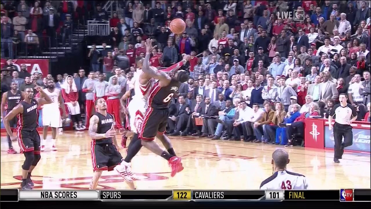 LeBron James à terre après un coup de coude de Dwight Howard