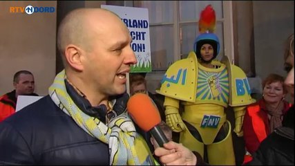 Schoonmakers poetsen voor dienstverband bij gemeente - RTV Noord