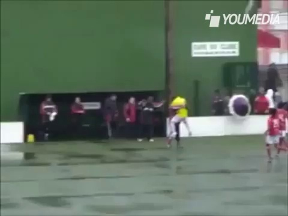 Portiere para rigore e segna