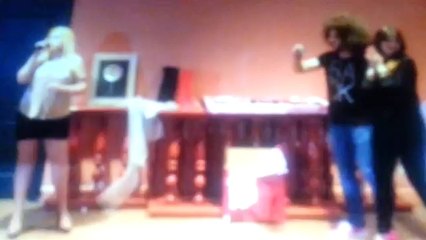 Anabel les canta una cancion