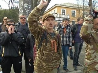 A Simferopol en Ukraine les deux camps manifestent face à face - 05/03